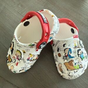 CROCS Kids White Peanuts Print Clogs with Red Strap